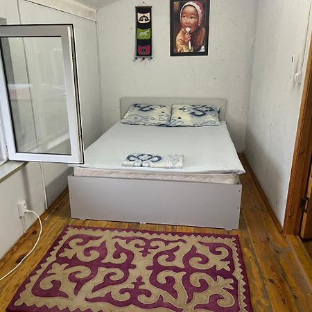 Toktogul Ghesthouse Hotel Bagian luar foto