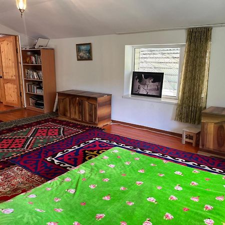 Toktogul Ghesthouse Hotel Bagian luar foto