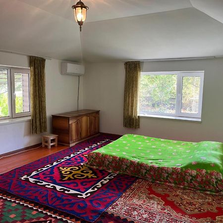 Toktogul Ghesthouse Hotel Bagian luar foto