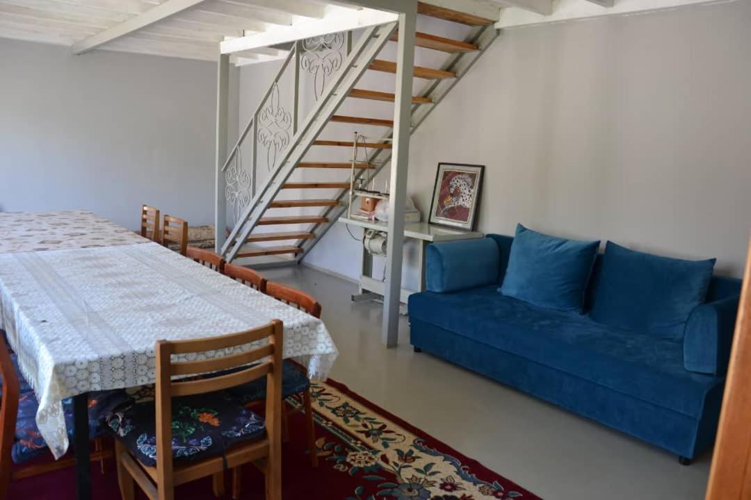 Toktogul Ghesthouse Hotel Bagian luar foto