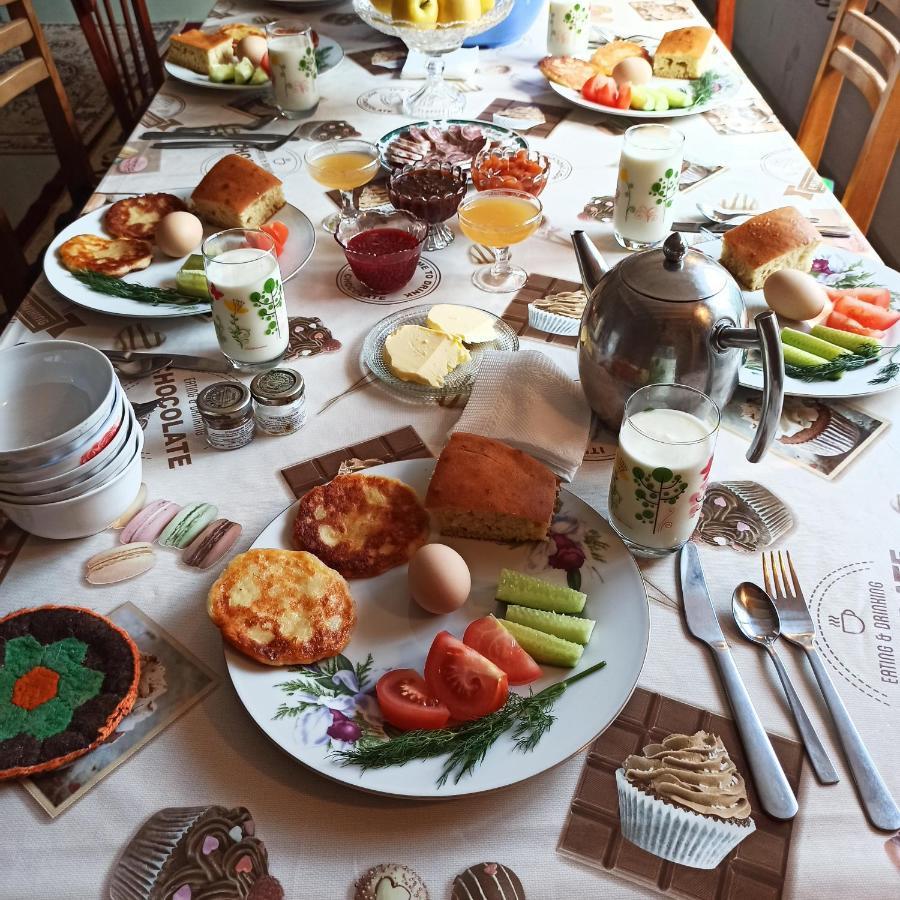 Toktogul Ghesthouse Hotel Bagian luar foto