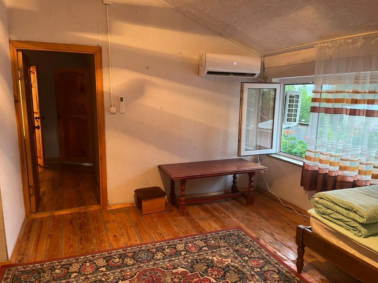 Toktogul Ghesthouse Hotel Bagian luar foto