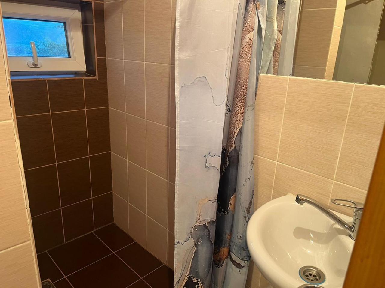 Toktogul Ghesthouse Hotel Bagian luar foto