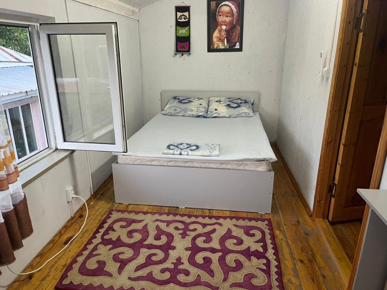 Toktogul Ghesthouse Hotel Bagian luar foto