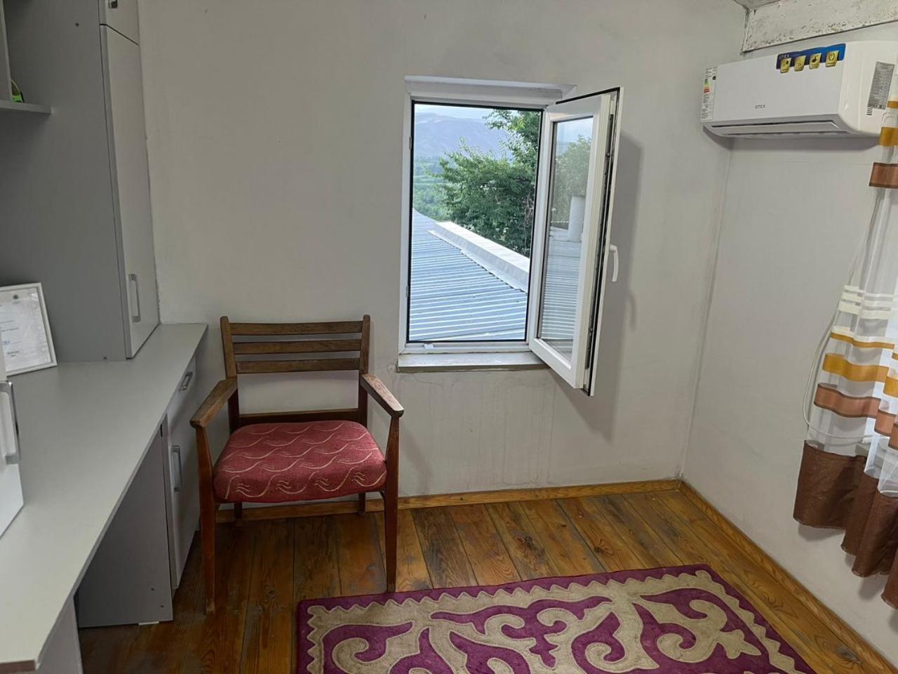 Toktogul Ghesthouse Hotel Bagian luar foto
