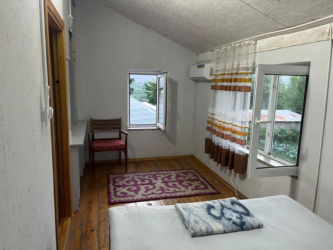 Toktogul Ghesthouse Hotel Bagian luar foto