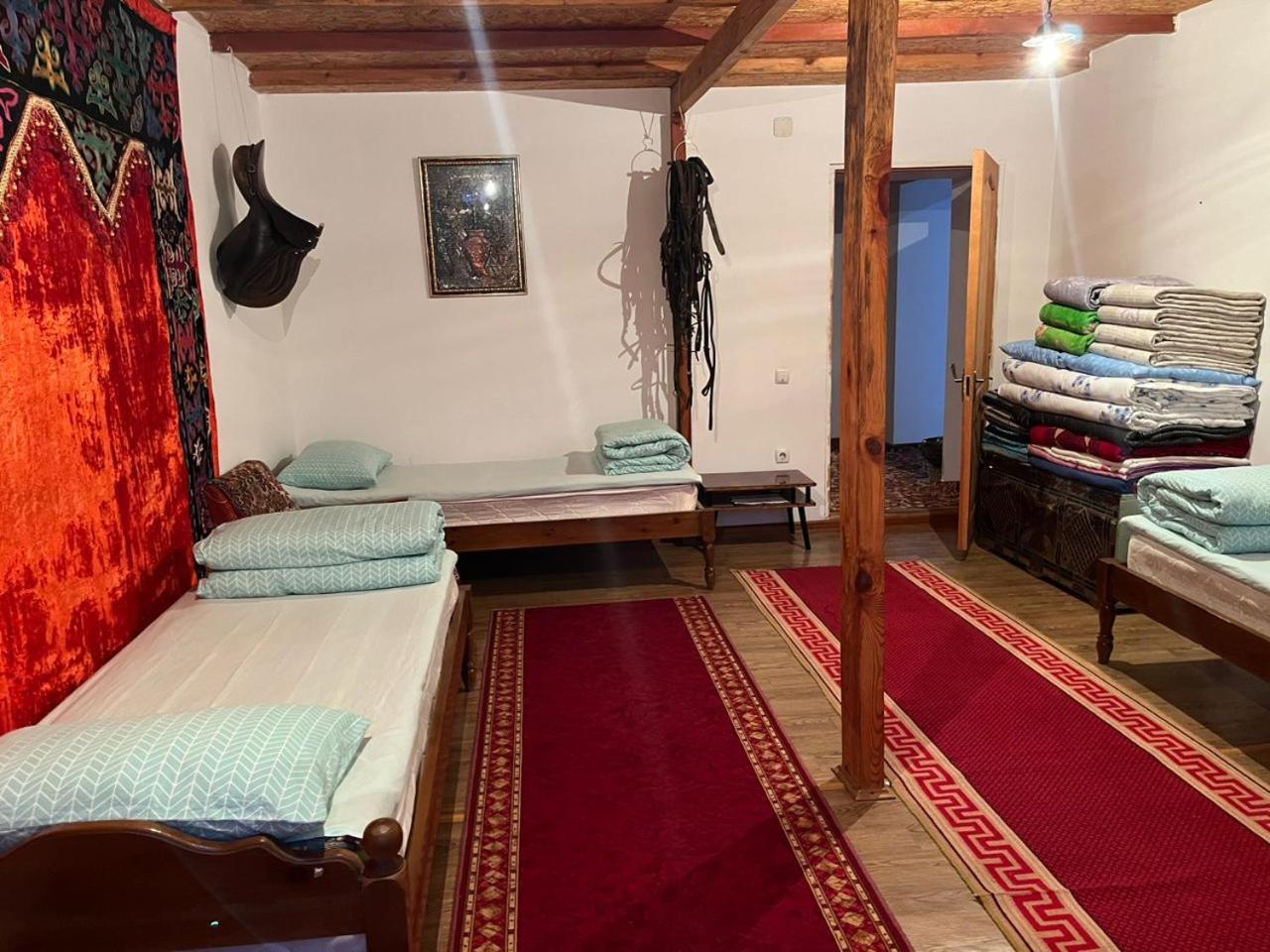 Toktogul Ghesthouse Hotel Bagian luar foto