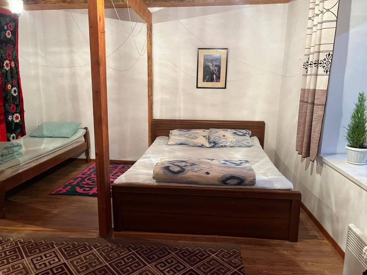 Toktogul Ghesthouse Hotel Bagian luar foto