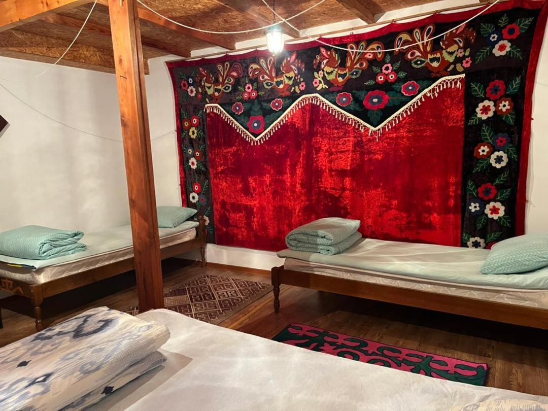 Toktogul Ghesthouse Hotel Bagian luar foto