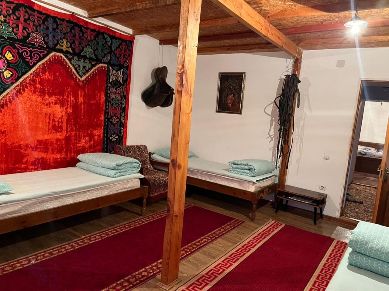 Toktogul Ghesthouse Hotel Bagian luar foto