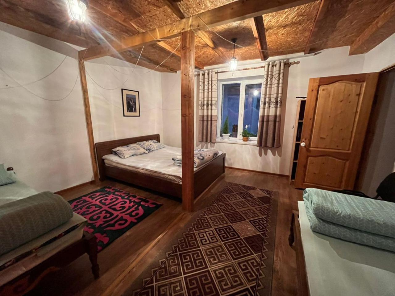 Toktogul Ghesthouse Hotel Bagian luar foto