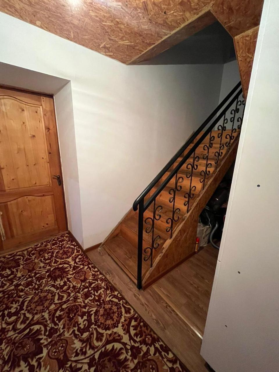 Toktogul Ghesthouse Hotel Bagian luar foto