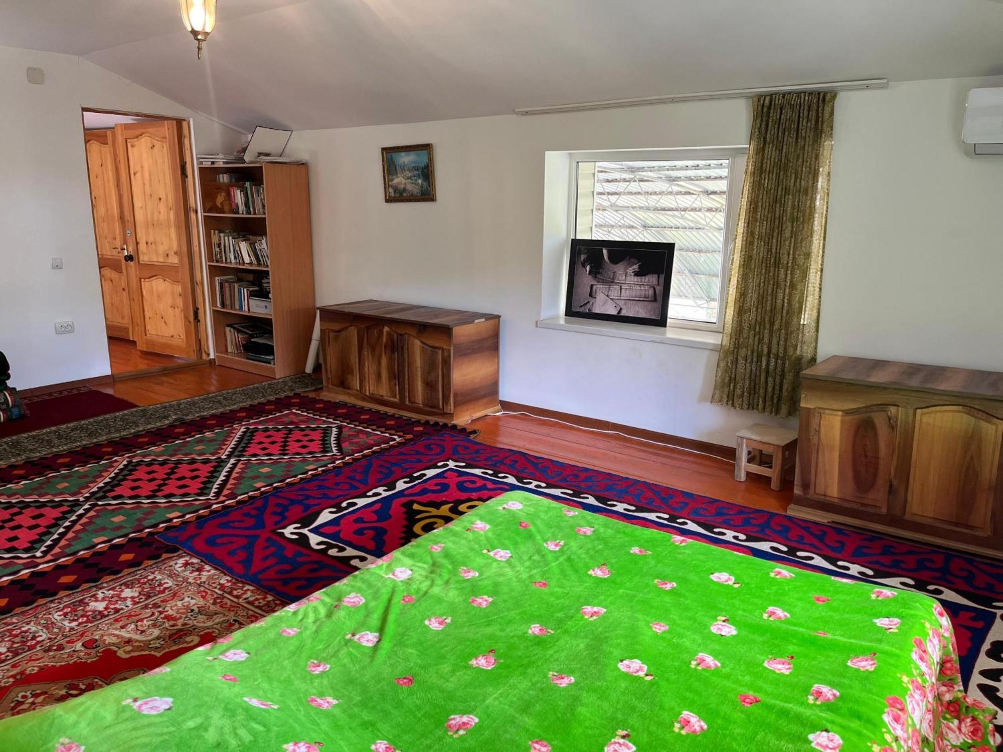 Toktogul Ghesthouse Hotel Bagian luar foto