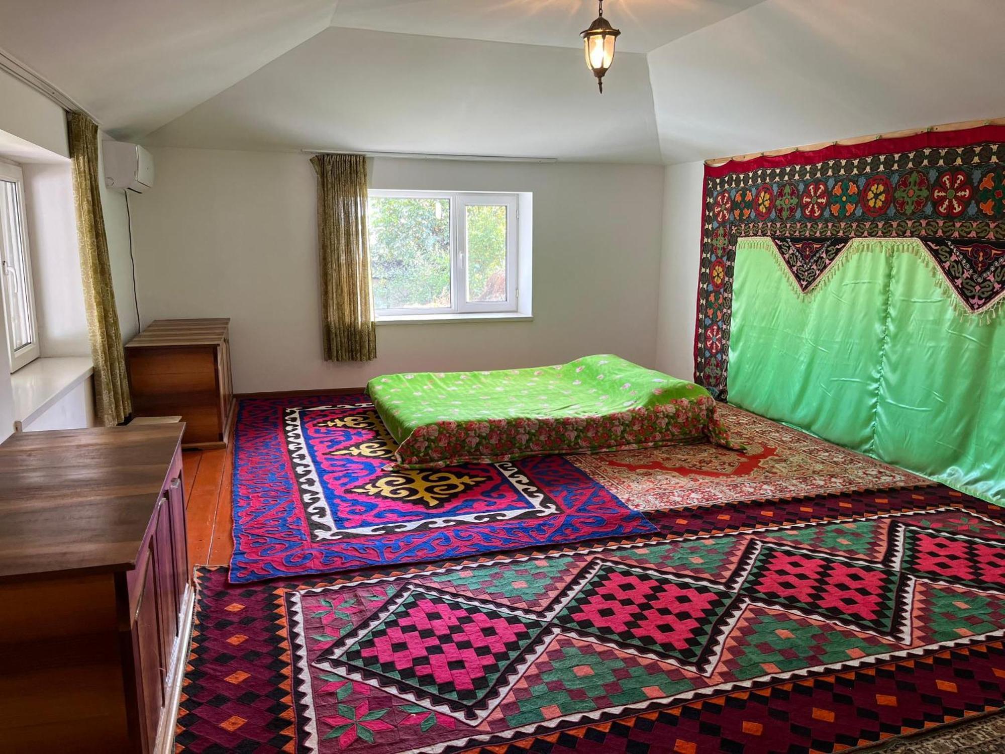 Toktogul Ghesthouse Hotel Bagian luar foto